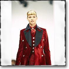 Dolce & Gabbana Fashion Show Milan Fall Winter '94 '95 © interneTrends.com classic model Linda Evangelista