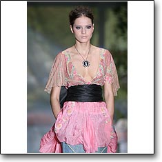 Amuleti J Fashion show Milan Spring Summer '06 © interneTrends.com